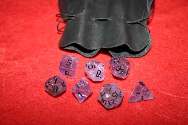 Dados amatista sobre terciopelo rojo