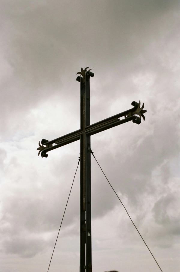 Una cruz de hierro sobre un fondo nublado, fotografía de Jana Shnipelson (unsplash.com)