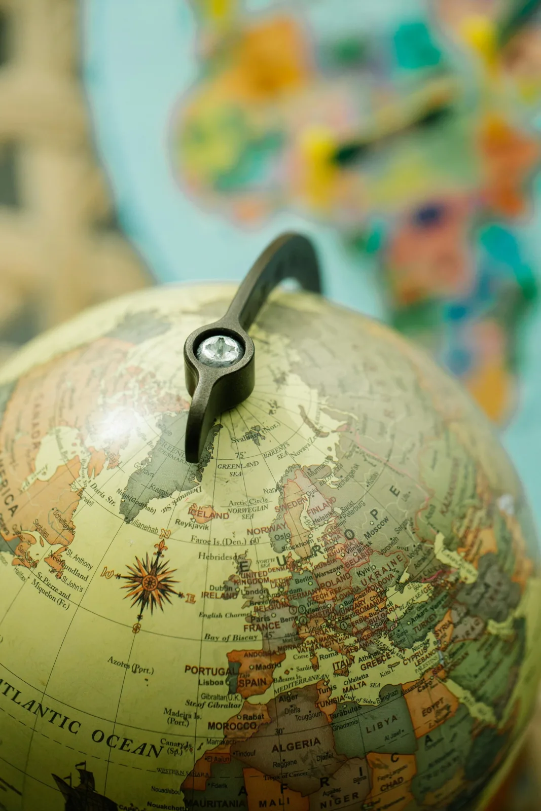 Una visión más amplia del viejo globo terráqueo donde está el mapa de Europa
